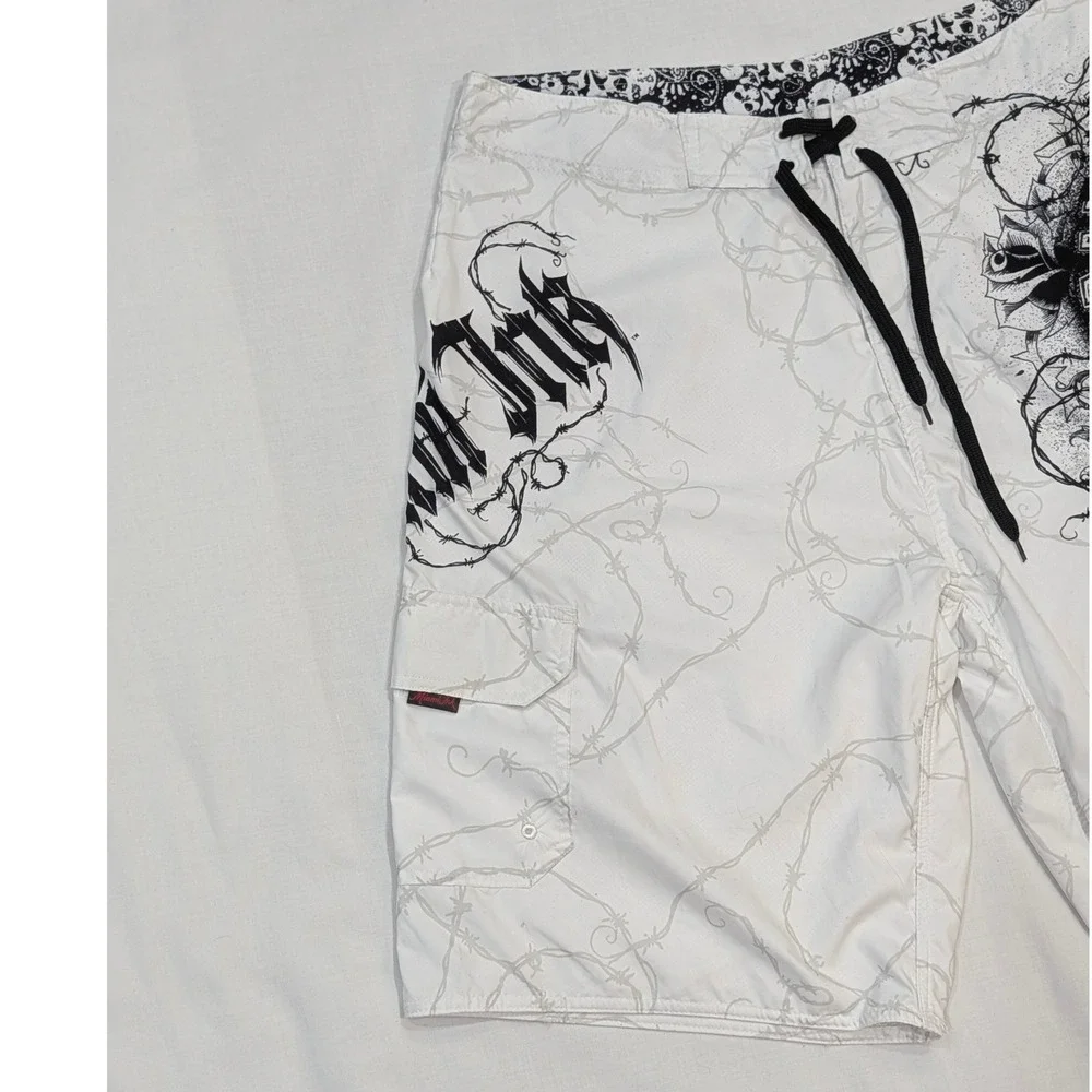 Miami Ink Men's White Skull Barbed Wire Graphic Board Shorts 36 Y2K Tattoo